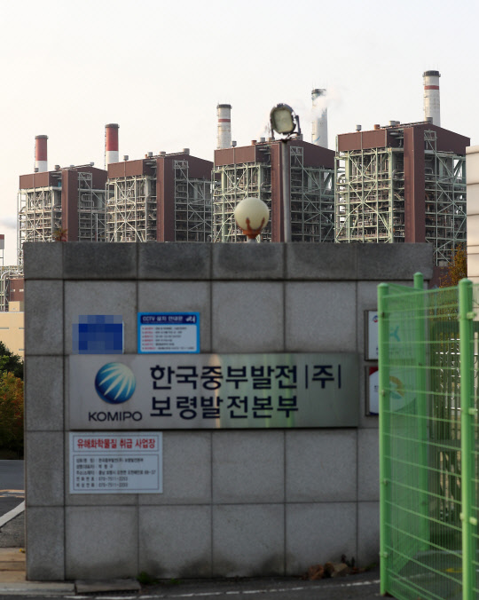 산업통상자원부는 올 겨울철 석탄발전기를 최대 15기까지 감축하겠다고 밝혔다. 사진은 충남 보령시 오천면 오포리 보령화력발전소 모습. 연합뉴스